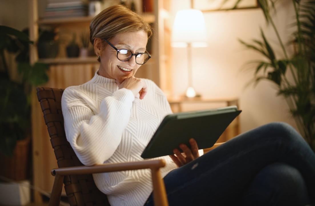 Participant la curs lucrând pe exerciții practice de SEO local